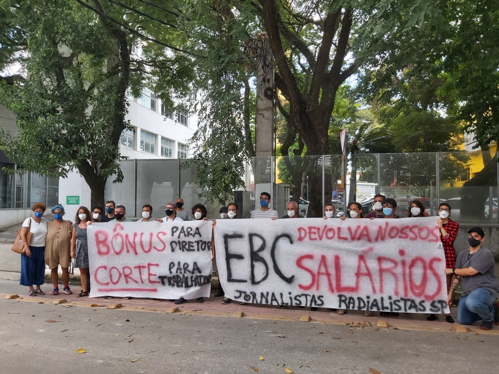 Radialistas e Jornalistas protestam por corte de salários e EBC pode pagar multa de R$ 100 mil por descumprir liminar judicial
